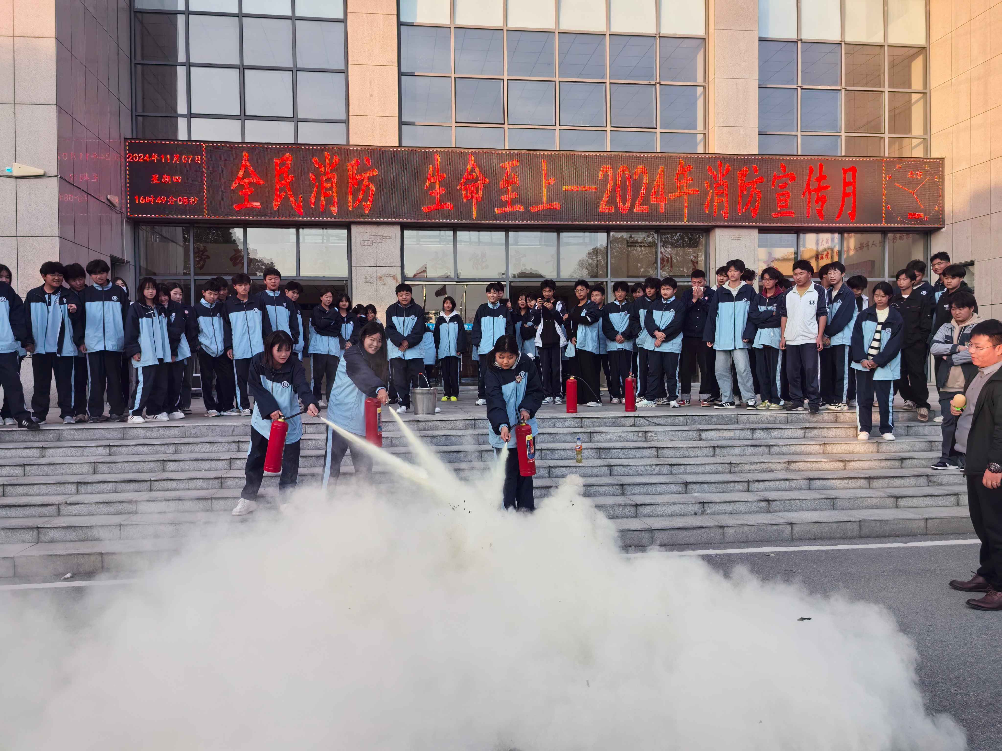 阜阳技师学院开展“2024年消防宣传月”          应急疏散演练
