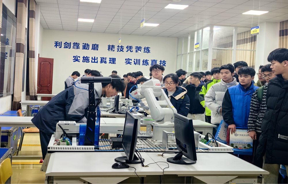 阜阳师范大学200余名在校大学生参观我院