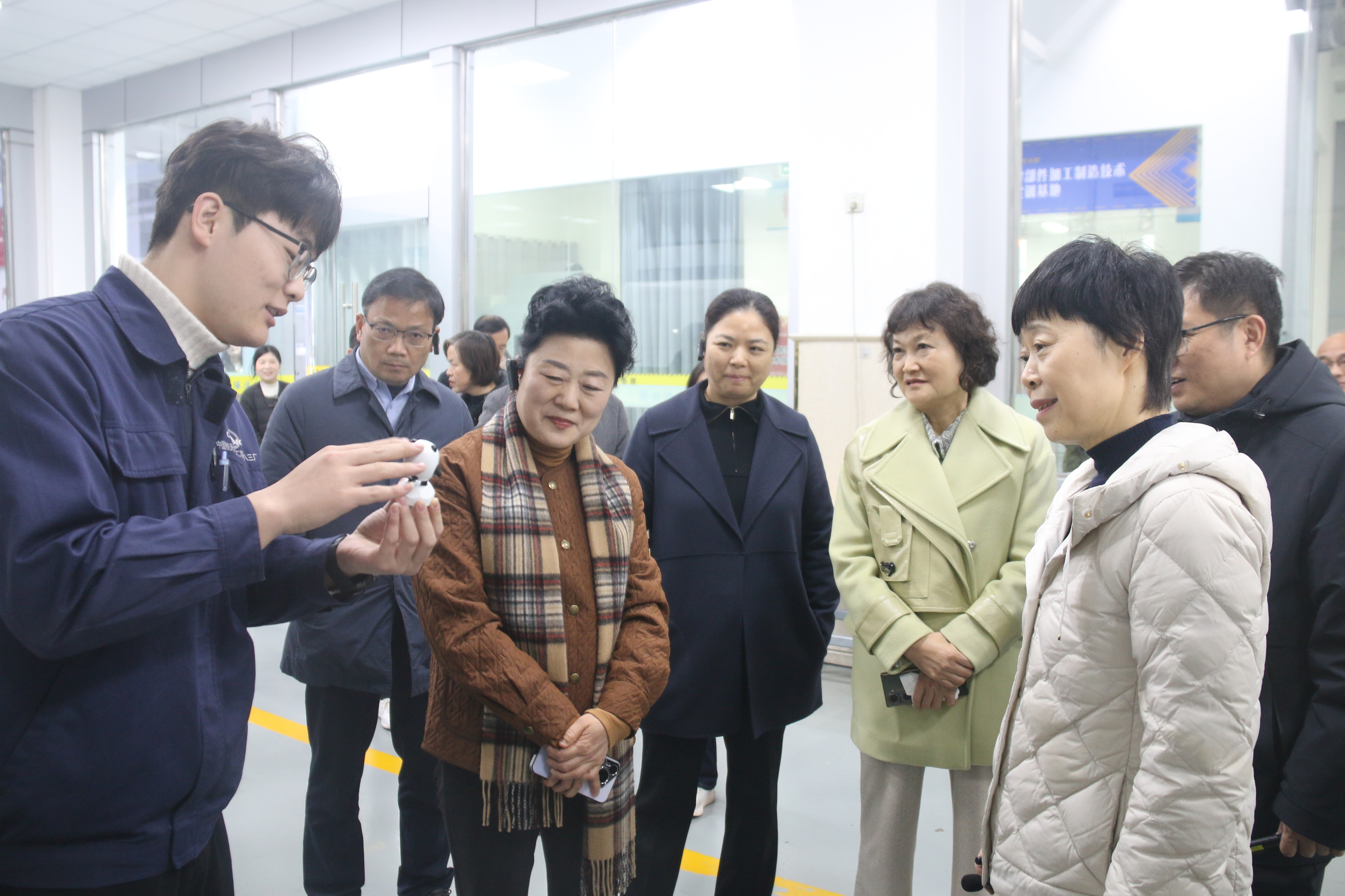 铜陵市人大常委会副主任郑晓艳一行来阜考察，并到阜阳技师学院参观调研